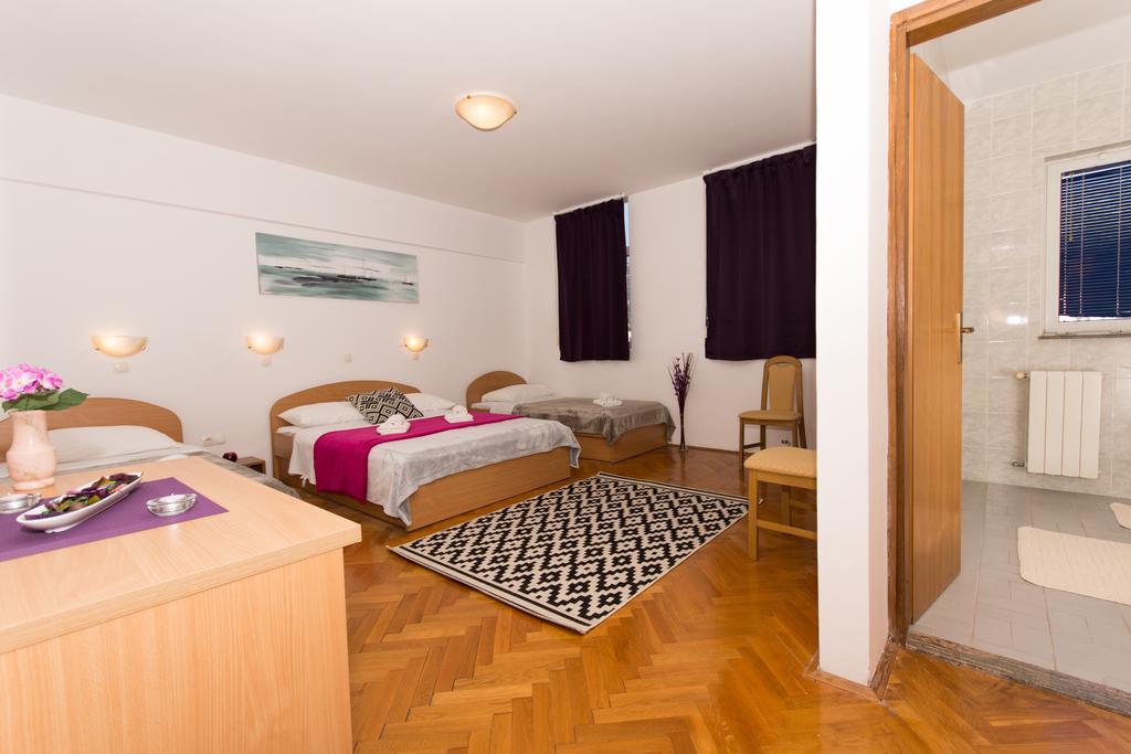 Guest House Mamut Kaštela Exteriör bild