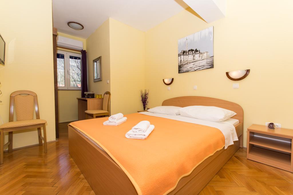 Guest House Mamut Kaštela Exteriör bild