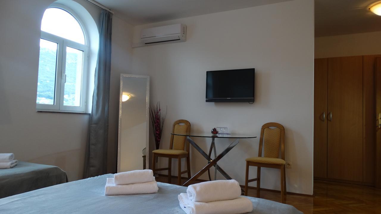 Guest House Mamut Kaštela Exteriör bild