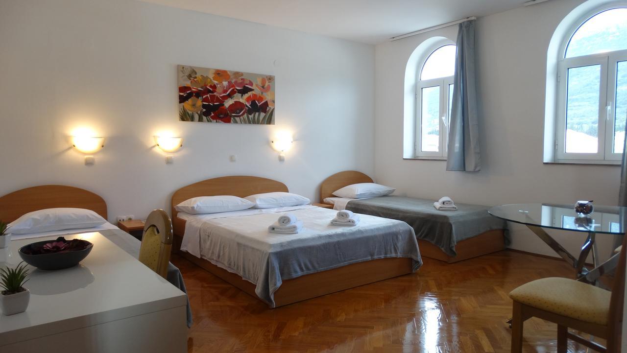 Guest House Mamut Kaštela Exteriör bild